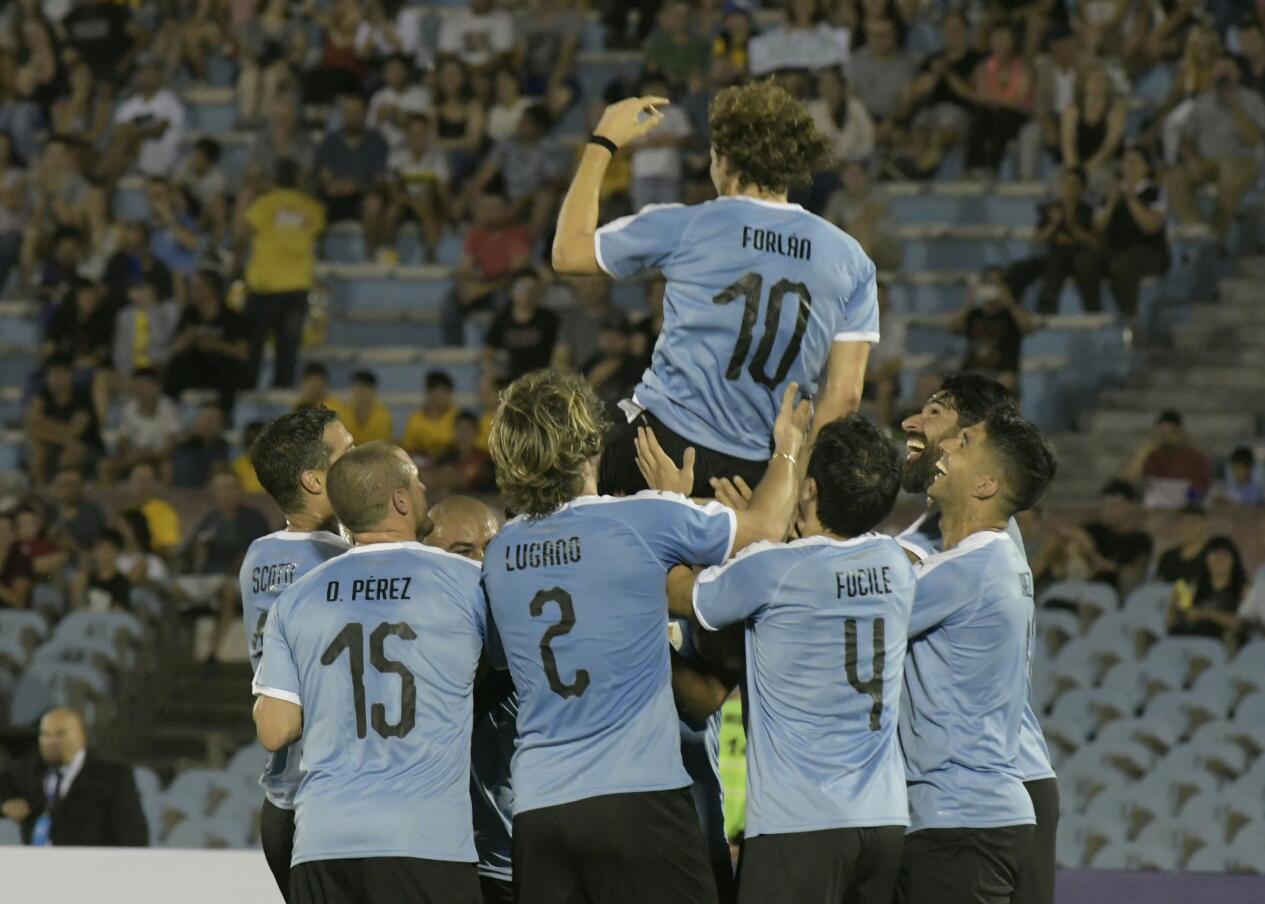 Diego Forlán festeja uno de los tantos anotados en la noche junto a sus compañeros de selección. Foto: Leonardo Mainé.