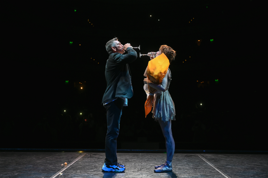 Julio Bocca se hizo presente en el escenario, con dos copas en la mano. Foto: Santiago Barreiro