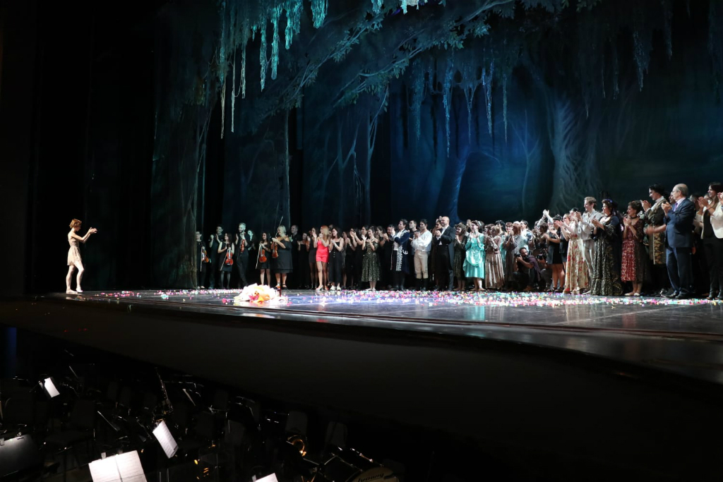 Riccetto extiende el aplauso a quienes la acompañaron en su última función. Foto: Prensa Ballet Nacional del Sodre