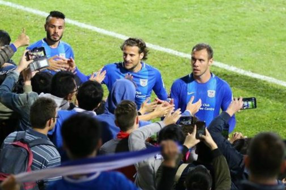 Diego Forlán y Krisztian Vadocz con la camiseta del Kitchee. Foto: Kitchee.