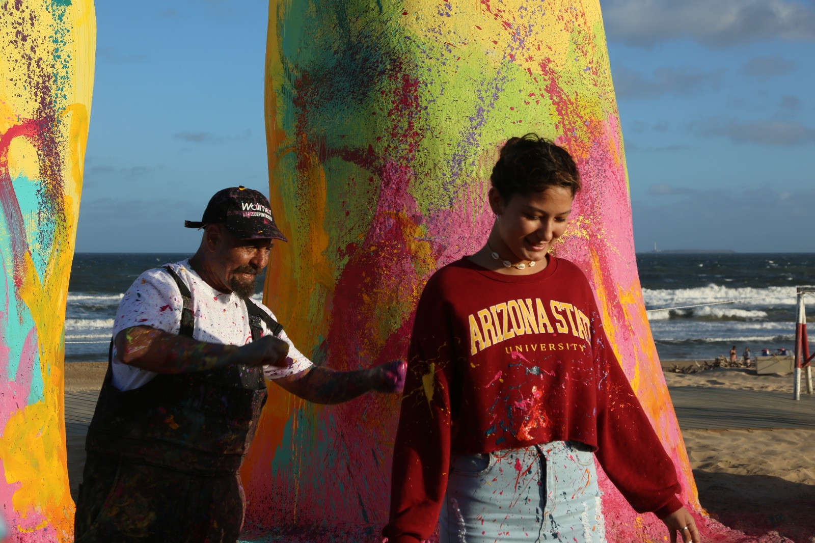 Varios turistas pidieron al artista que intervenga su ropa. Foto: Delfina Milder