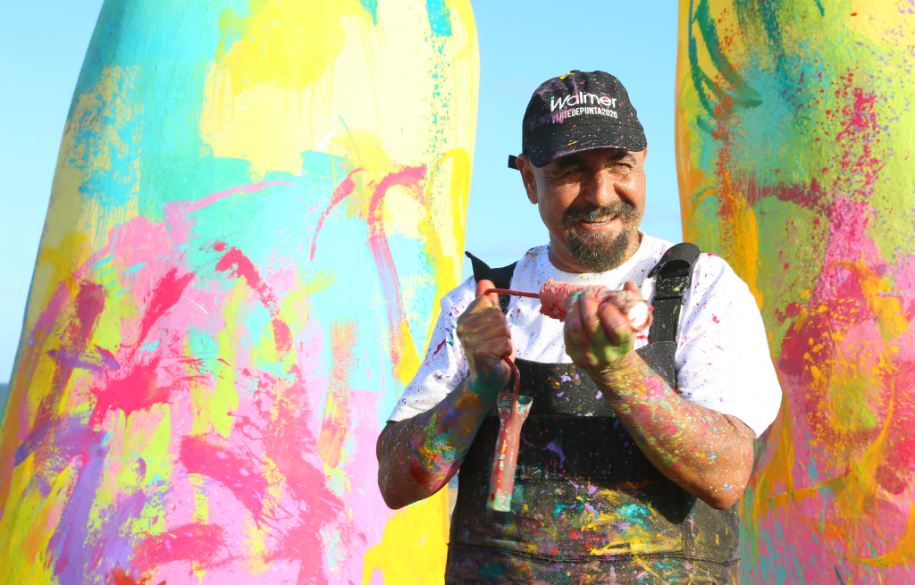 Alfredo Segatori, el artista argentino que ayer pintó "Los Dedos" de Punta del Este. Foto: Mateo Vázquez