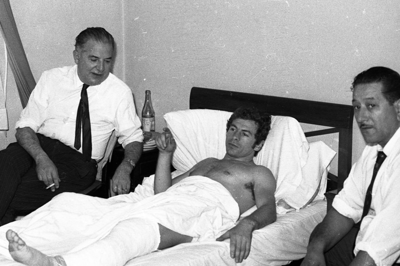 Ilija Petkovic enyesado en la cama tras la lesión. Foto: Archivo El País.