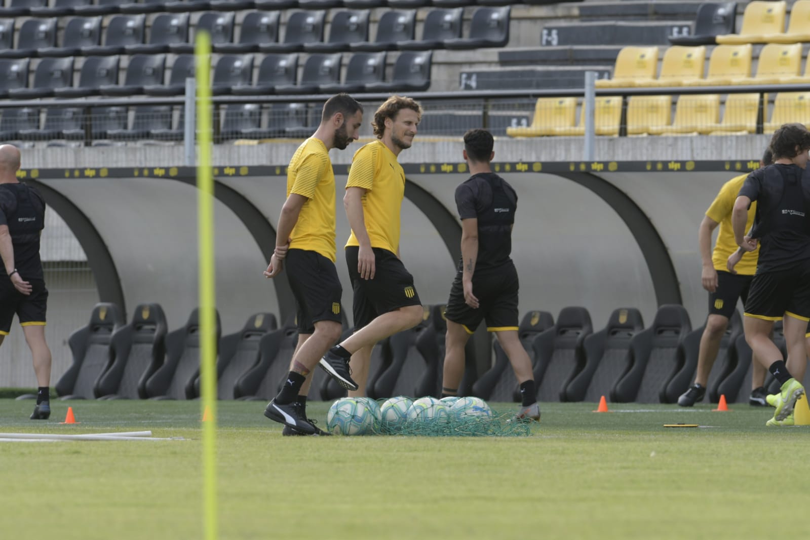 El primer día de Diego Forlán como DT