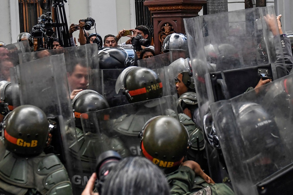 Juan Guaidó se enfrentó este martes a las fuerzas que le impidieron ingresar al Parlamento el domingo pasado. Foto: AFP