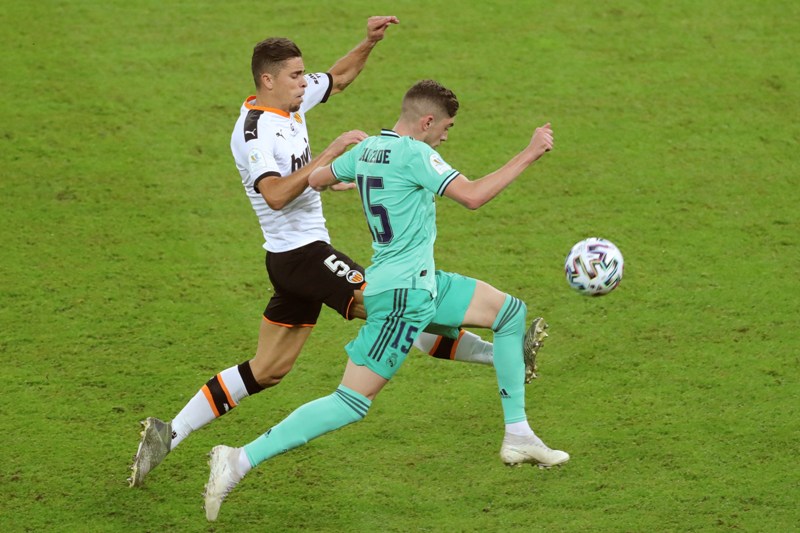 Federico Valverde en el juego entre Real Madrid y Valencia por la Supercopa de España. Foto: EFE.