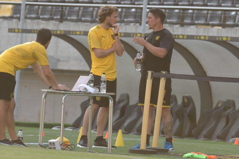 Diego Forlán y Cristian Rodríguez durante el primer entrenamiento del nuevo entrenador. Foto: Gerardo Pérez.