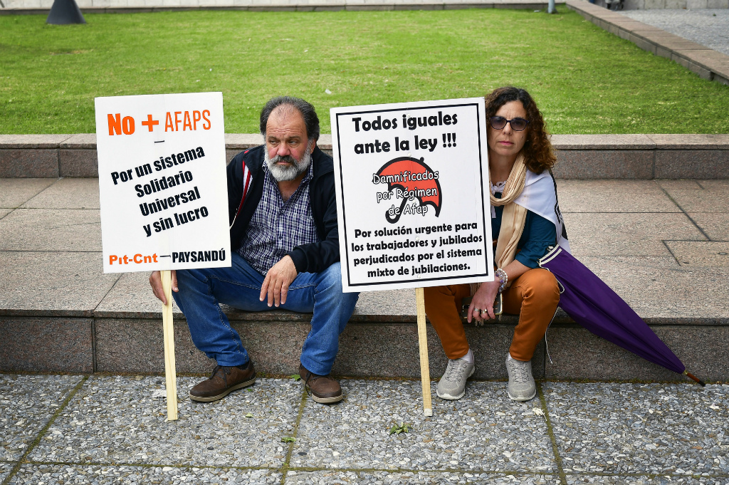 Protesta de cincuentones en el Palacio Legislativo. Foto: Fernando Ponzetto