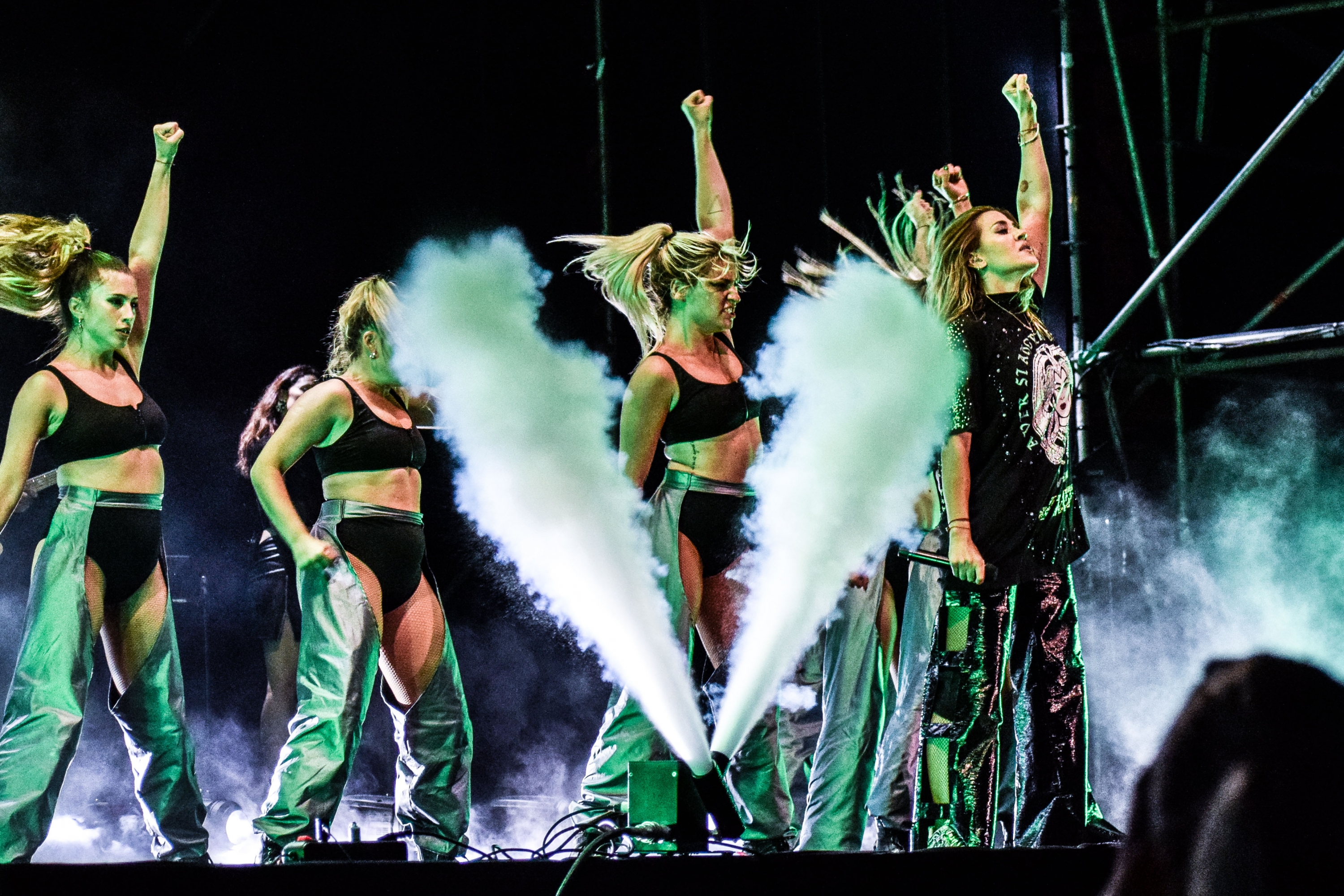 Jimena Barón con sus bailarinas.