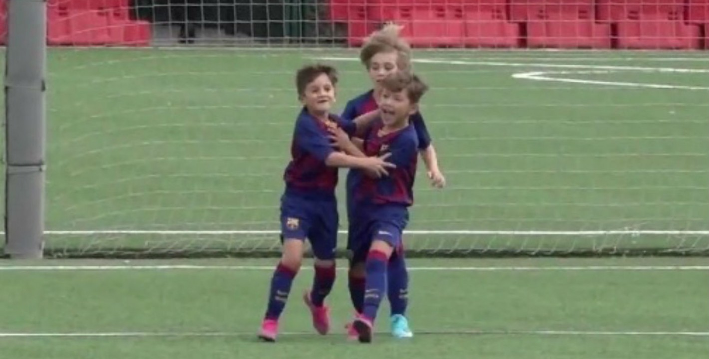Thiago Messi y Benjamín Suárez festejan el gol en FCB Escola. Foto: Captura