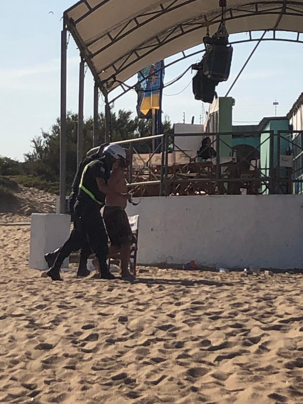 Un hincha de River Plate (Argentina) es detenido por la Policía en Punta del Este. Foto: Agustín Castillo