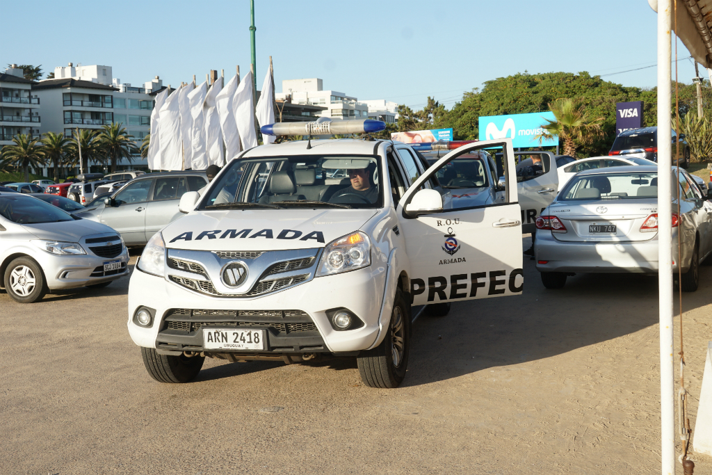 Policía trabaja en el lugar donde se registraron incidentes con hinchas de River Plate (Argentina) en Punta del Este. Foto: Ricardo Figueredo