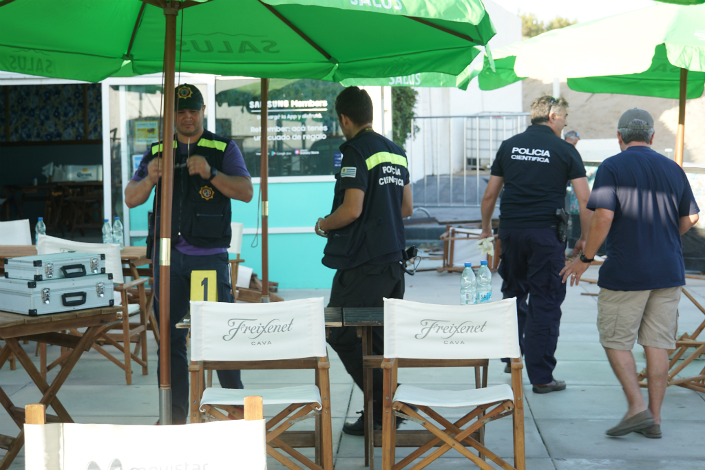 Policía trabaja en el lugar donde se registraron incidentes con hinchas de River Plate (Argentina) en Punta del Este. Foto: Ricardo Figueredo