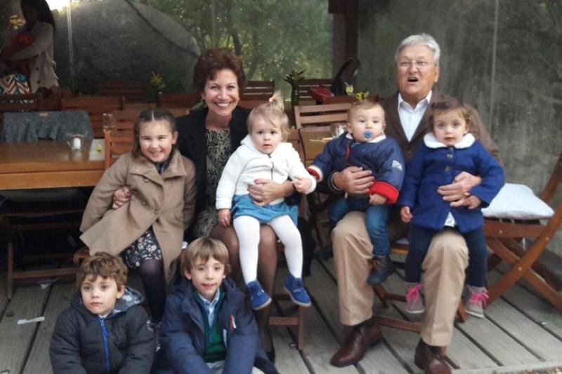 Mariela y Antonio (padres de Sebastián) con varios de sus nietos.
