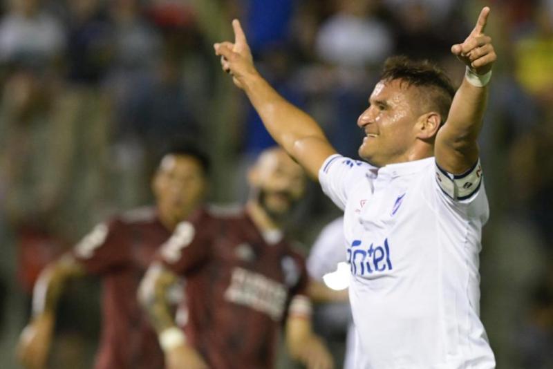 El festejo de Gonzalo Bergessio tras su gol en el duelo entre Nacional y River Plate. Foto: Gerardo Pérez.