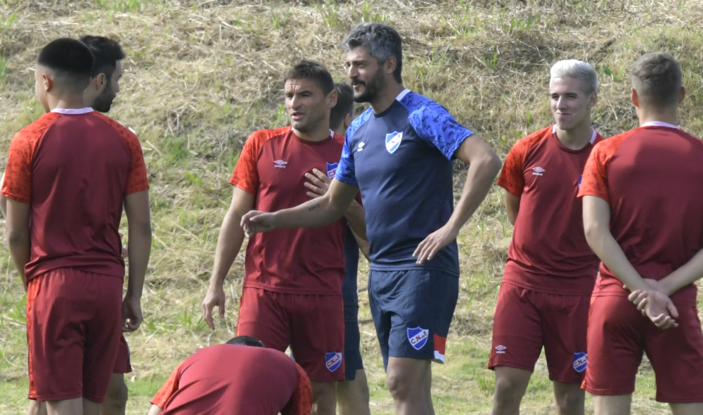 Gustavo Munúa dialoga con el plantel de Nacional en Los Céspedes.