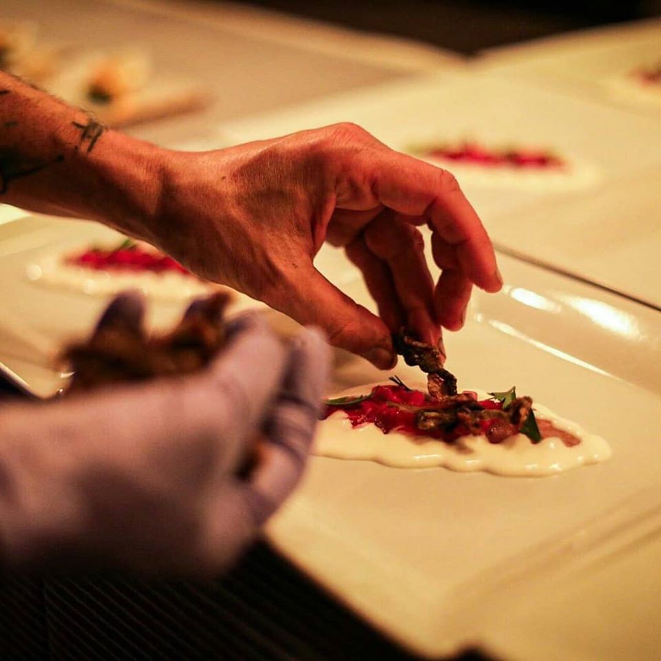Elaboración. En Macachín se utilizan deshidratados, conservas y fermentaciones para crear los platos.