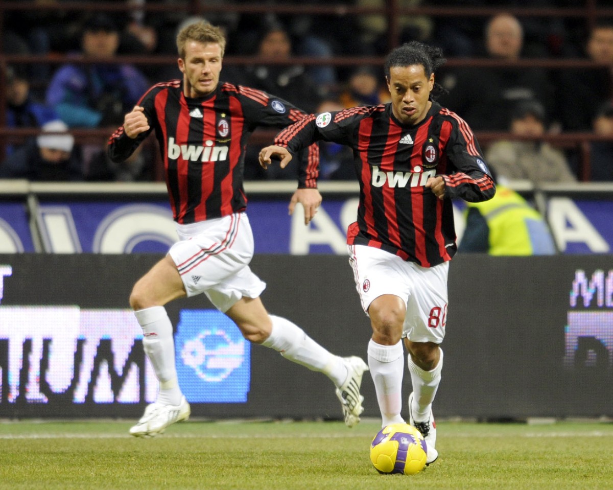 Ronaldinho y David Beckham en el Milan de Italia. Foto: Archivo El País