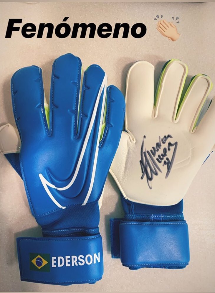 El regalo de los guantes que Ederson le hizo a Cristopher Fiermarín. Foto: Instagram / crisfiermarin1