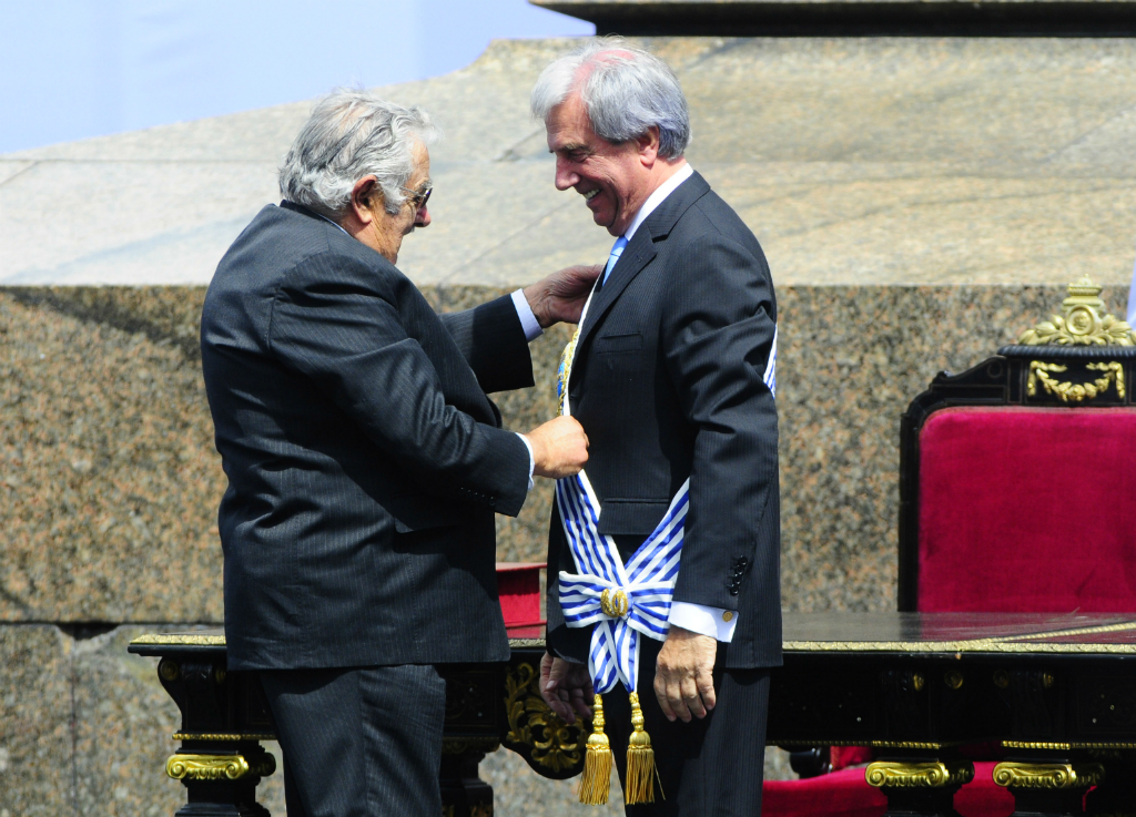 El 1° de marzo de 2014 José Mujica le devolvió la banda presidencial, al confirmarse el tercer mandato consecutivo del Frente Amplio en el poder. Foto: Archivo El País