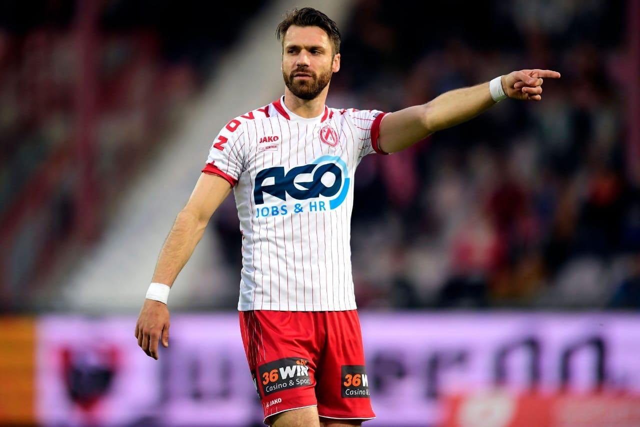 Gary Kagelmacher durante uno de los encuentros con la camiseta del Kortirjk. Foto: @GaryKagelmacher.