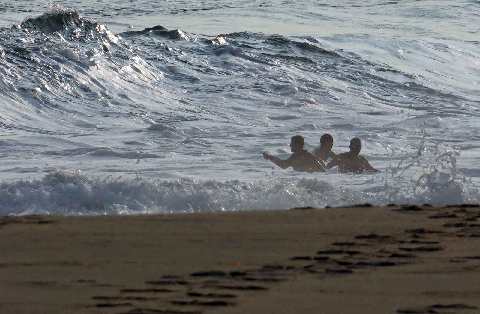 El momento del rescate del padre y su hijo. Foto: Ricardo Figueredo