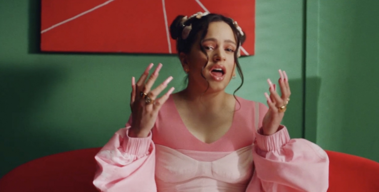 La cantante Rosalía en el video de "Juro que". Foto: Captura de YouTube