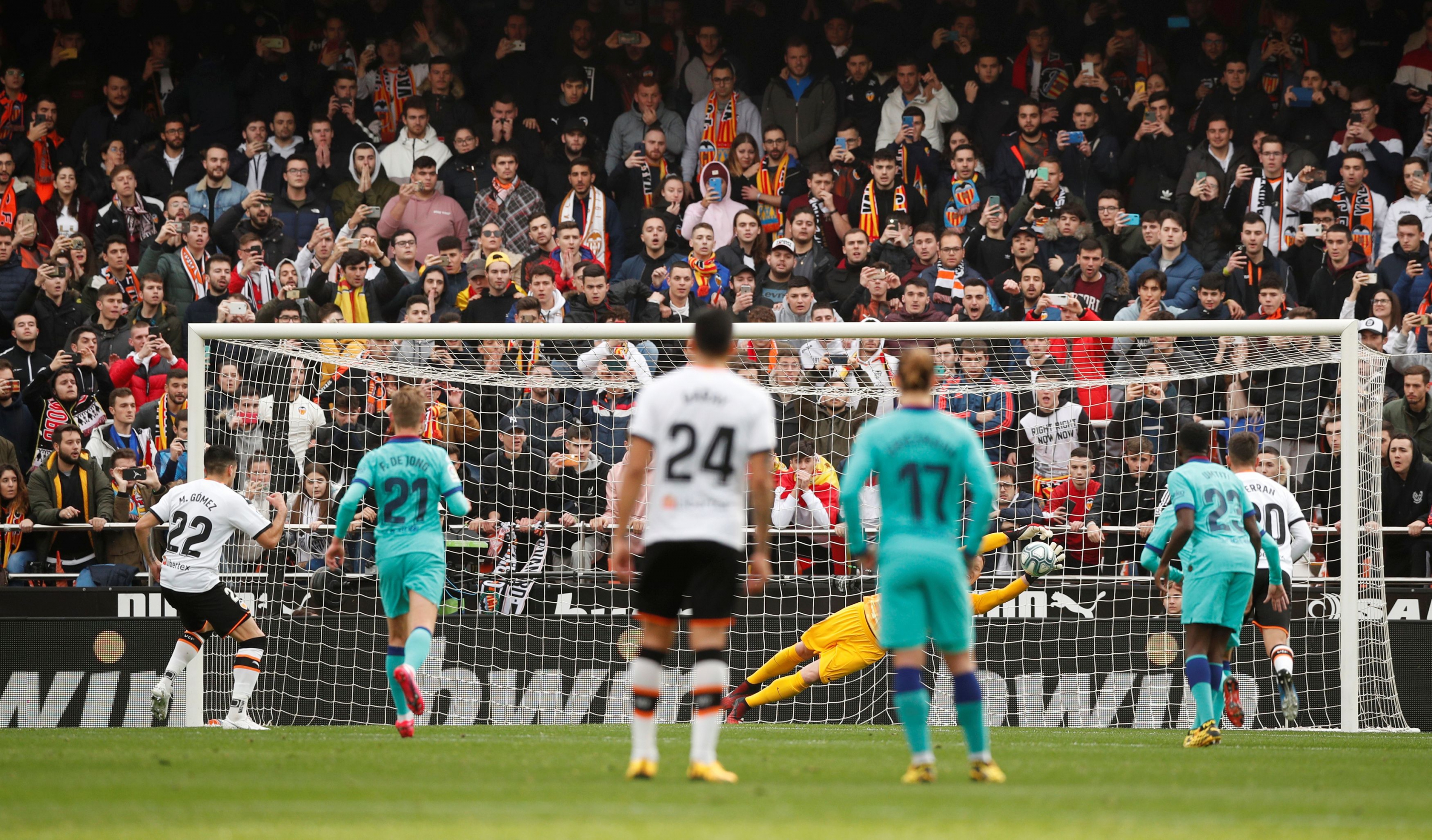 El penal que Ter Stegen le atajó a Maximiliano Gómez en Mestalla. Foto: AFP.