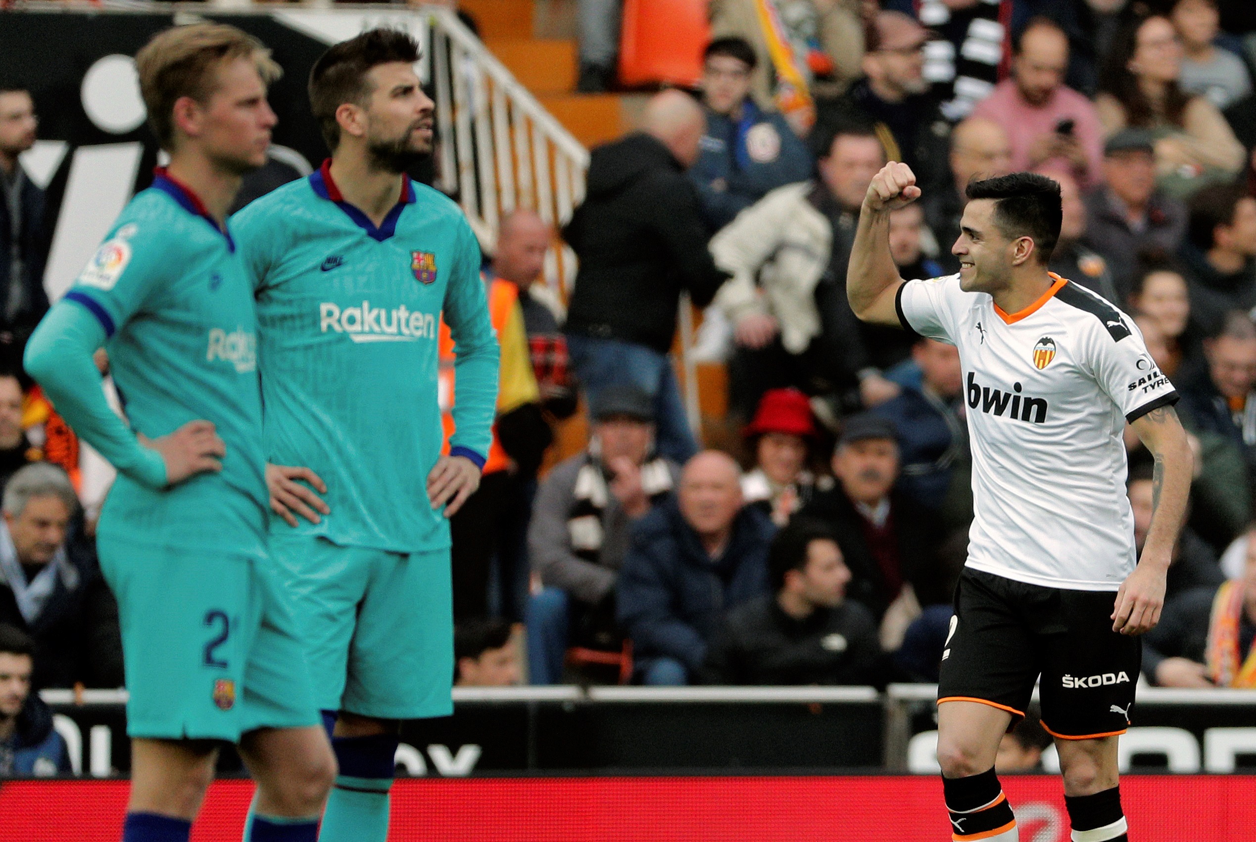 Maximiliano Gómez celebra el gol del Valencia ante el Barcelona. Foto: EFE.