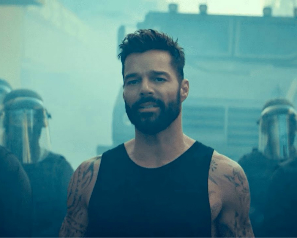 Ricky Martin en el videoclip de "Tiburones". Foto: Captura de YouTube.