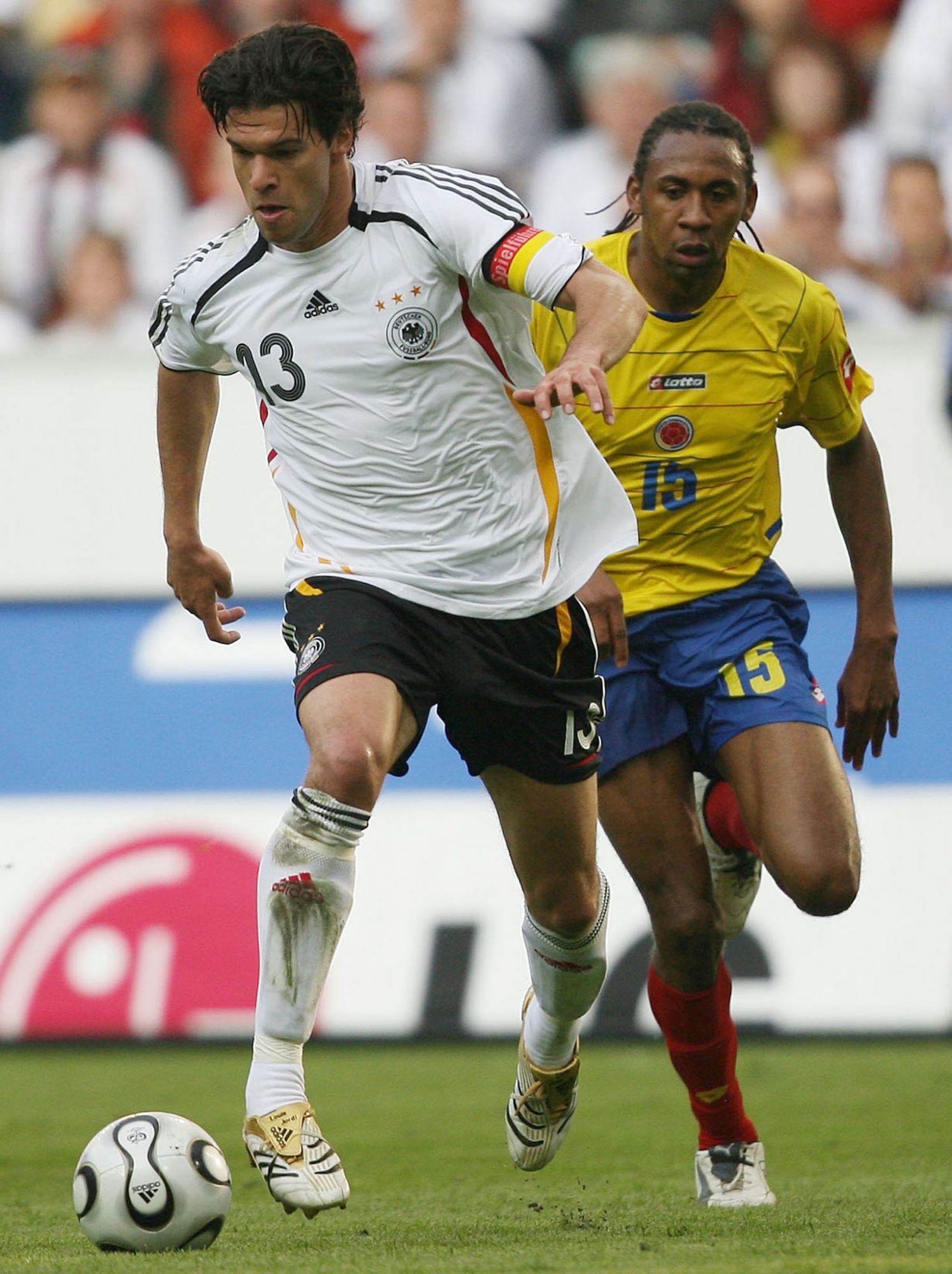Jhon Viáfara en la selección de Colombia ante Michael Ballack de Alemania. Foto: Archivo El País.