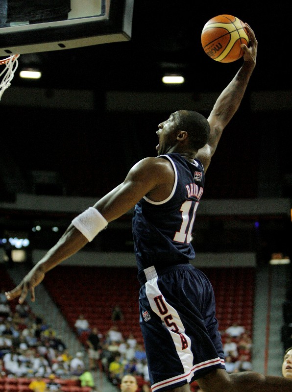 Una de las volcadas de Kobe Bryant enfrentando a Uruguay. Foto: Archivo.
