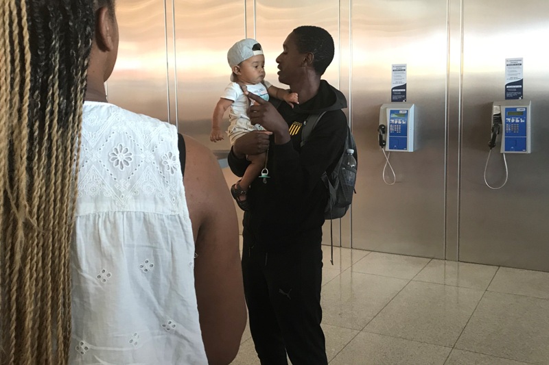 Denis Olivera en el arribo de Peñarol desde Los Ángeles. Foto: Pablo Cupese.