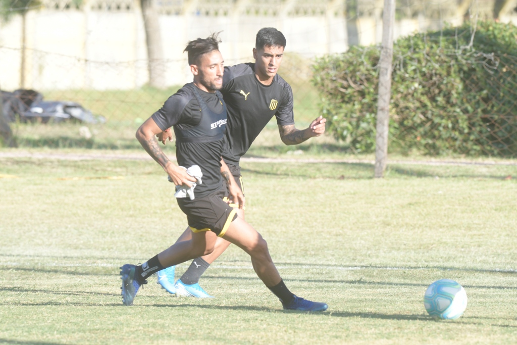 Facundo Torres y Jonathan Urretaviscaya en un entrenamiento de Peñarol en Los Aromos. Foto: Marcelo Bonjour.