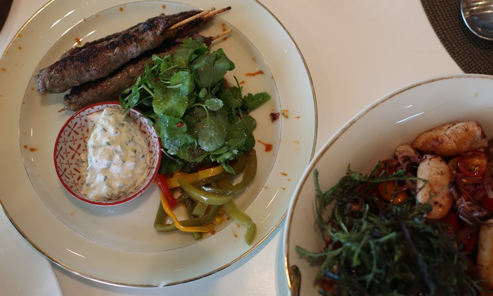 Pinchos de cordero y ensalada de chipirones en Playa Vik, José Ignacio. Foto: Delfina Milder