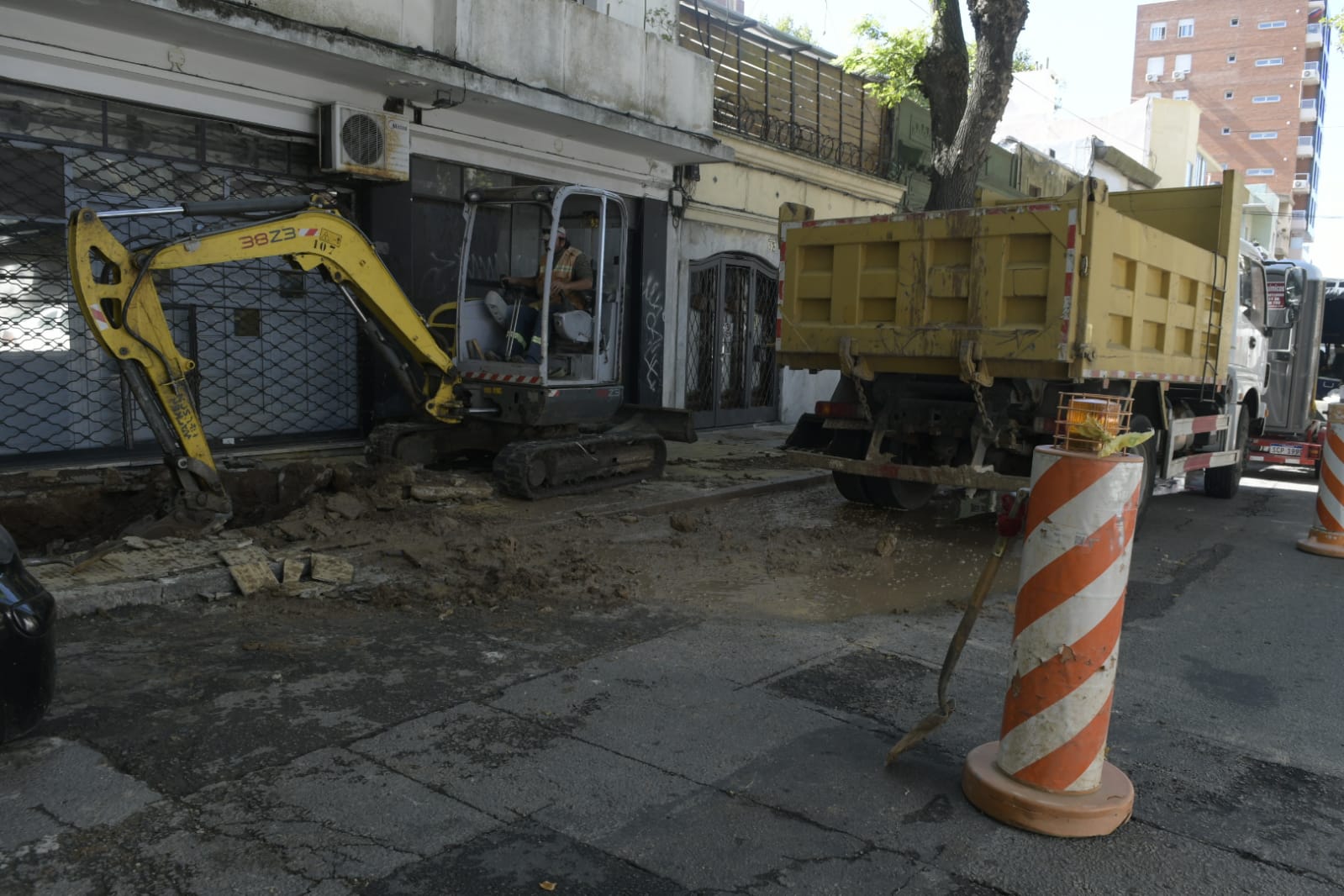 Rotura de caño en la calle Convención. Foto: Leonardo Mainé.