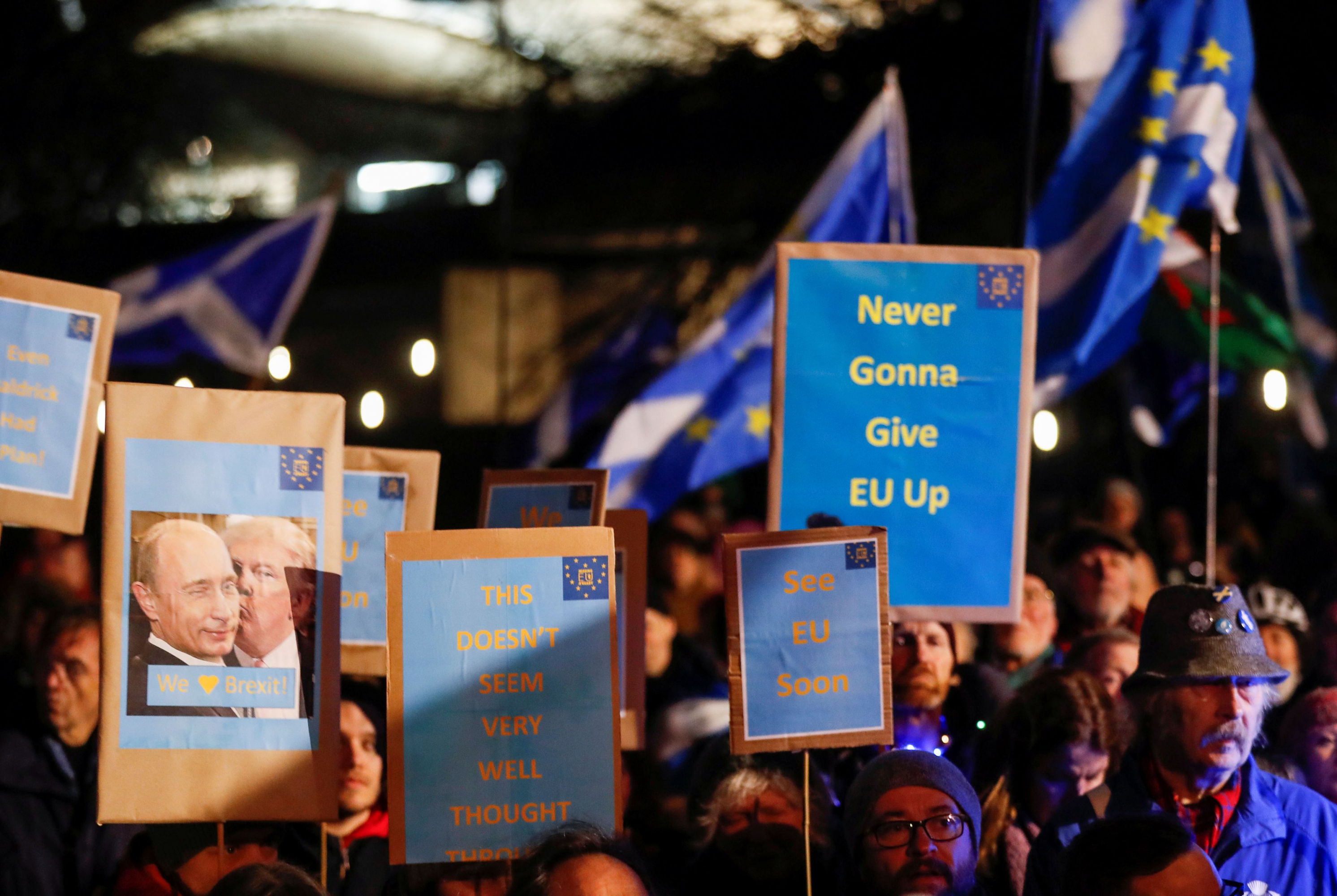 Los manifestantes contra el Brexit sostienen pancartas fuera del Parlamento escocés, en Edimburgo, Escocia. Foto: Reuters.