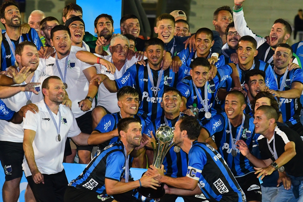 Los jugadores de Liverpool con el trofeo de campeón de la Supercopa Uruguay. Foto: Leonardo Mainé.