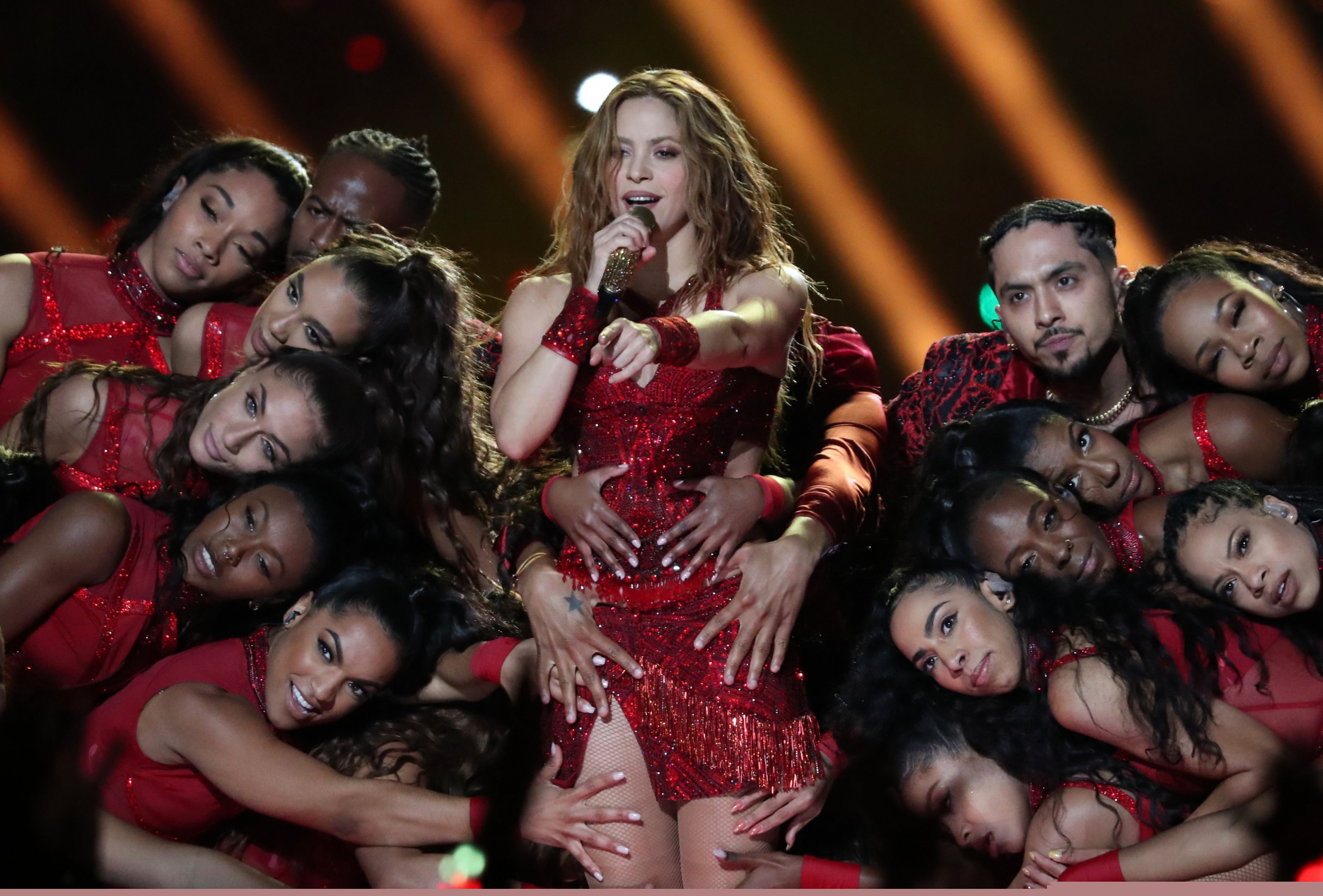 Shakira cantó y bailó en el descanso del Super Bowl. Foto: Reuters