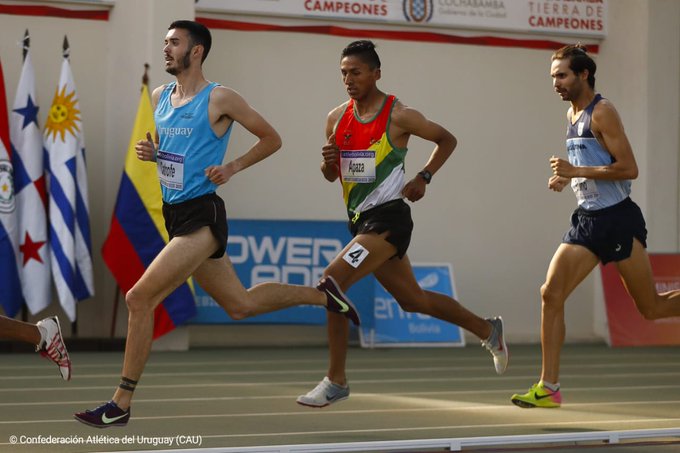 Santiago Catrofe en la prueba de los 1.500 metros en Cochabamba. Foto: @AtletismoCAU.