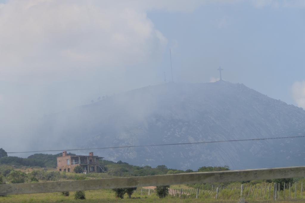Se activó un nuevo foco este martes en el cerro Pan de Azúcar. Foto: Ricardo Figueredo