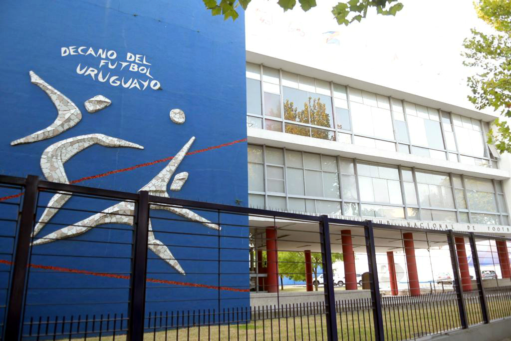 Mural de Nacional en la sede de 8 de octubre distinguido como Monumento Histórico