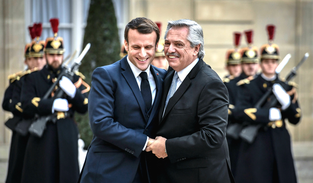 Macron y Fernández en el Palacio Elíseo, sede del gobierno francés, última escala de la gira europea del argentino. Foto: AFP