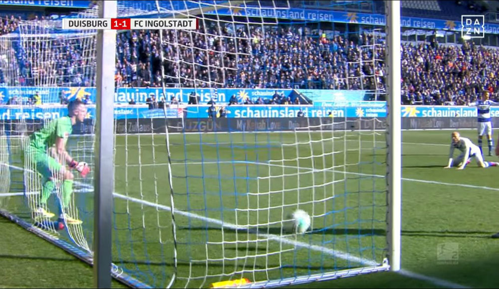 Mark Flekken abandonó el arco para tomar agua