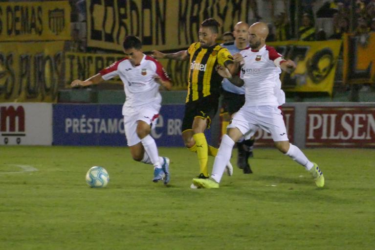 Jonathan Urretaviscaya en el duelo entre Peñarol y Deportivo Maldonado. Foto: Ricardo Figueredo.