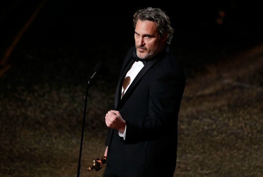 Joaquin Phoenix con su Oscar a mejor actor por "Guasón"