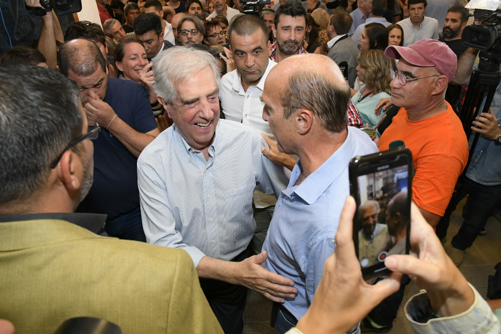 El candidato a la IMM, Daniel Martínez, junto a Vázquez. Foto: Darwin Borrelli