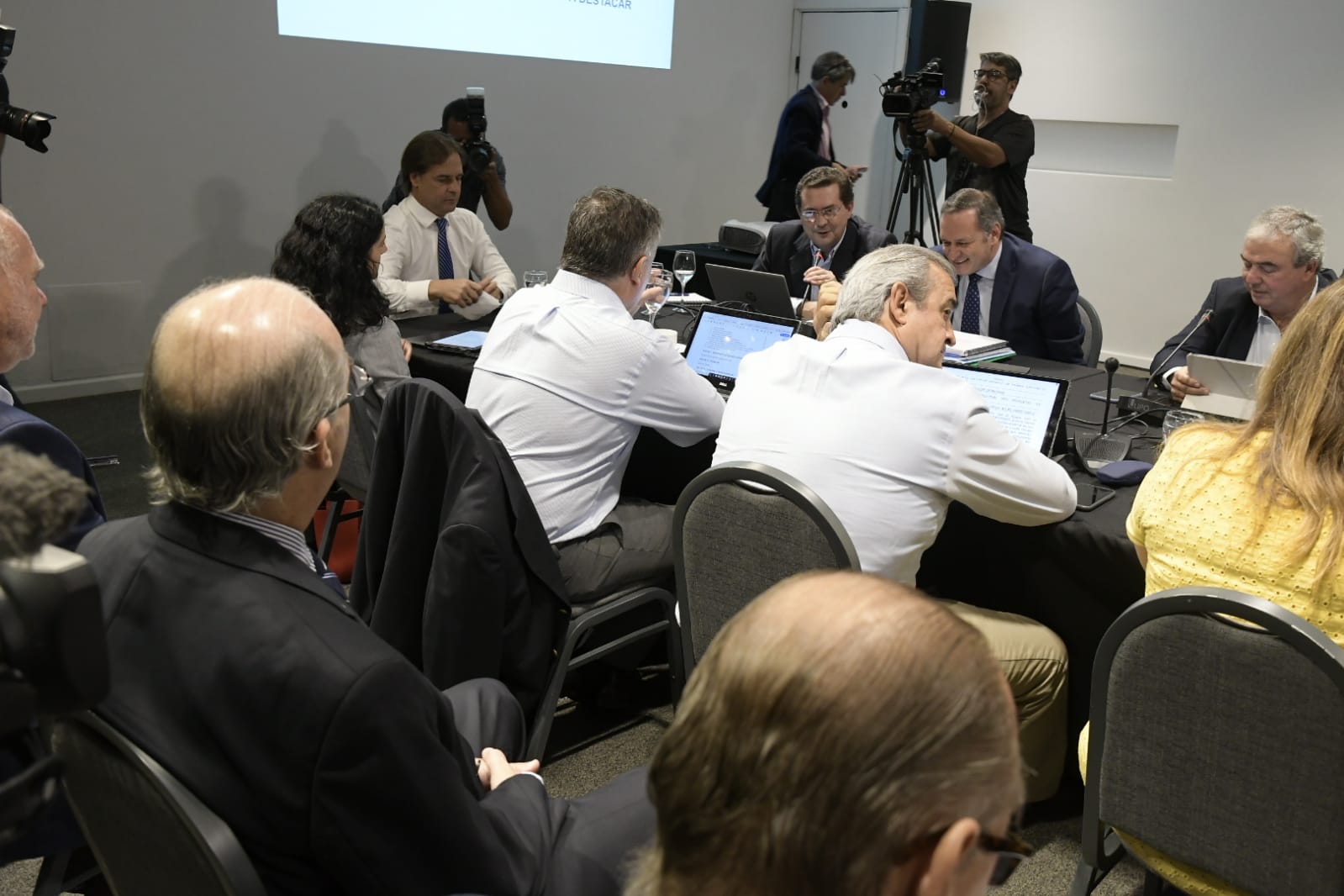 Luis Lacalle Pou y futuros ministros. Foto: Darwin Borrelli.