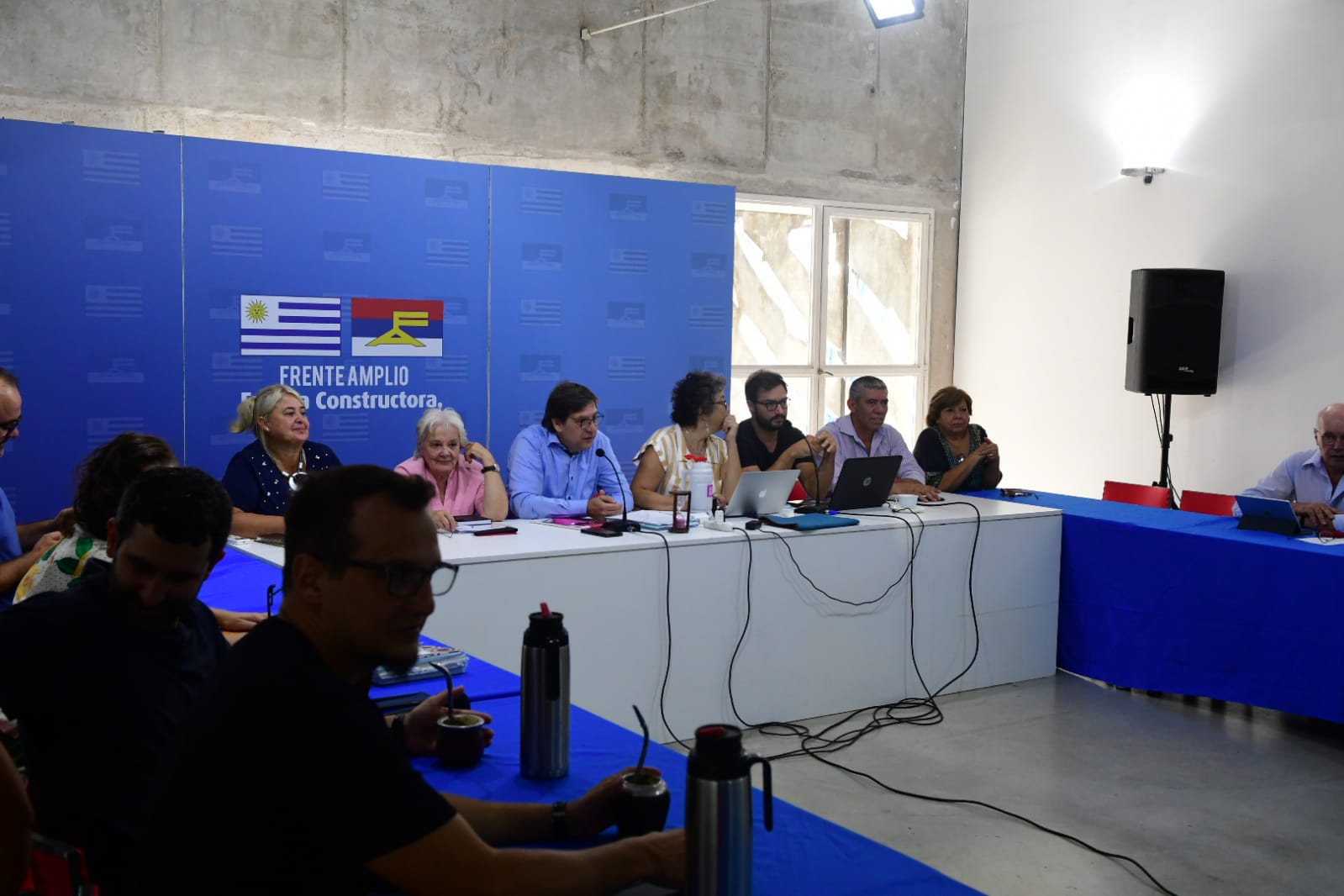 Reunión del Frente Amplio para analizar la Ley de Urgencia. Foto: Francisco Flores