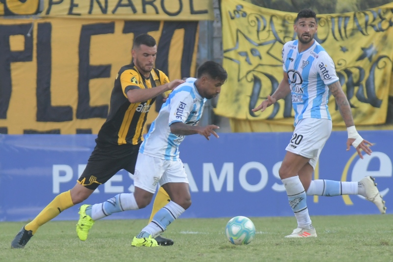 Fabricio Formiliano en el Peñarol-Cerro. Foto: Marcelo Bonjour.